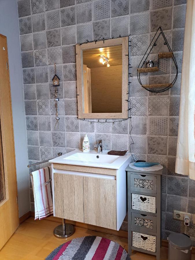 Ferienwohnung Sonja Mit Garten Und Freisitz Steinwiesen Exterior photo